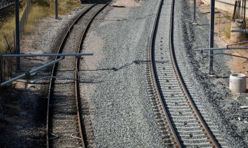 Έβρος: Αμαξοστοιχία προσέκρουσε σε δέντρο